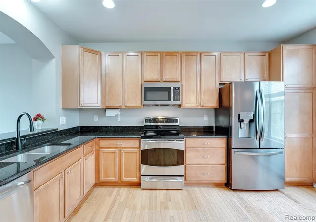 Listing Photo 4 - Condo for sale in building located at 27974 Middleton Dr, Novi, MI 48377