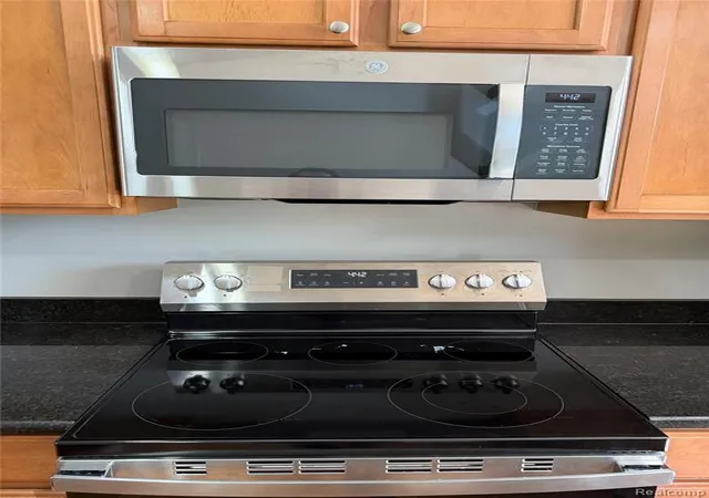 Listing Photo 5 - Condo for sale in building located at 27974 Middleton Dr, Novi, MI 48377