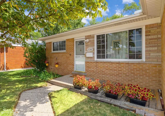 Photo 3 of Sale Pending at 27342 Dover Ave, Warren, MI 48088 | MLS# 50219690 | Listing updated on 2026-09-11
