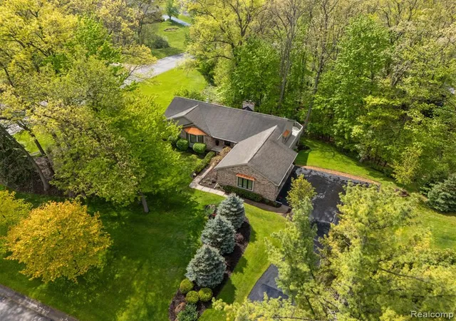 3rd image of 2484 Pine Hollow Trail St, Brighton, MI 48114 4900 | MLS# 60996066