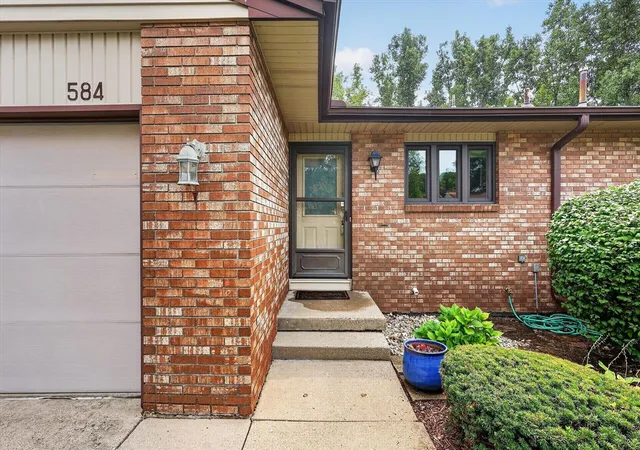 Listing Photo 3 - Condo for sale in building located at 584 Gardenview Dr, Byron Center, MI 49315