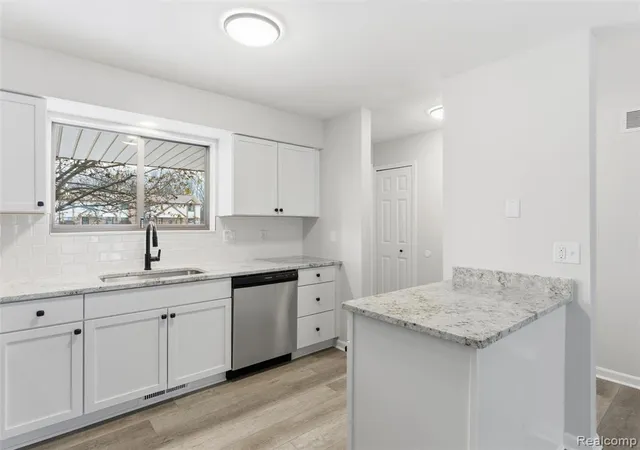 25927 New Forest Ct, New Baltimore, MI 48051 2726 | MLS# 60980608 | Houzeo