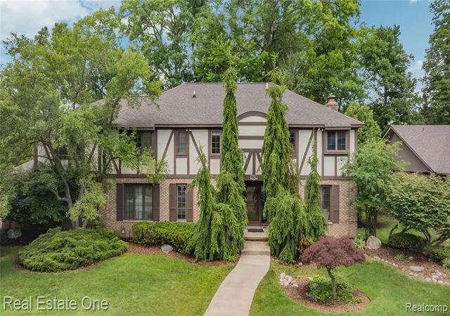 1st image of 2250 Bloomfield Woods Ct, West Bloomfield, MI 48323 1914 | MLS# 61005030