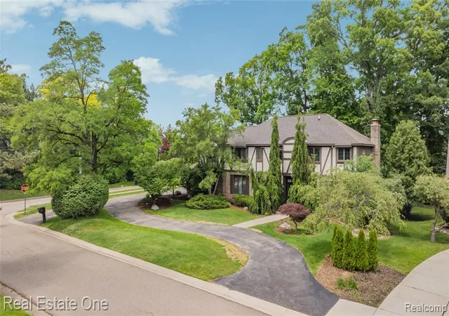 2nd image of 2250 Bloomfield Woods Ct, West Bloomfield, MI 48323 1914 | MLS# 61005030