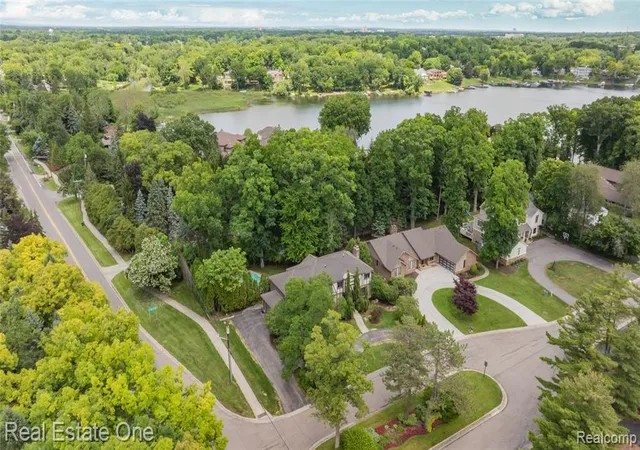 3rd image of 2250 Bloomfield Woods Ct, West Bloomfield, MI 48323 1914 | MLS# 61005030
