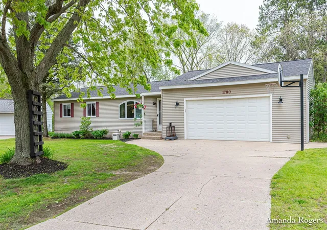 Homes for sale in Lowell, MI | 1780 Woodrun Dr, Lowell, MI 49331 | MLS# 70532018