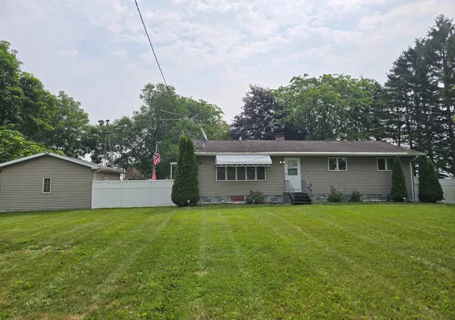 Homes for sale in Pinconning, MI | 1560 N 8 Mile Rd, Pinconning, MI 48650 | MLS# 50183915