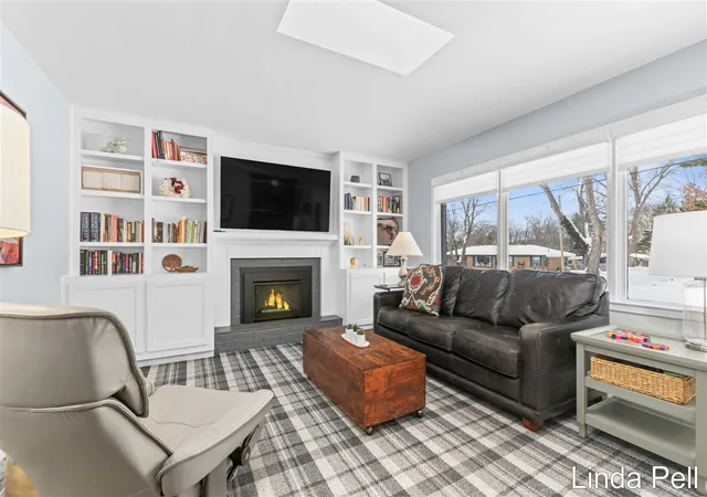 Photo 4 of Sale Pending at 7146 Thorncrest Dr, Grand Rapids, MI 49546 | MLS# 70513831 | Listing updated on 2026-02-17