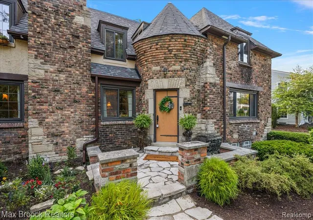 Photo 2 of Sale Pending at 31543 Fairfax Ave, Beverly Hills, MI 48025 | MLS# 61015184 | Listing updated on 2026-08-13
