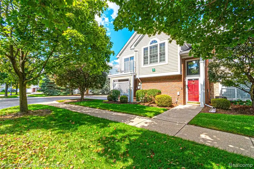 Listing Photo 2 - Condo for sale in 4341 Berkshire Dr located at 4341 Berkshire Dr, Sterling Heights, MI 48314 - Unit #110