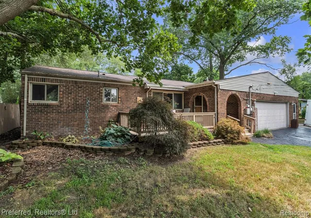 2nd image of 8822 Pontiac Lake Rd, White Lake, MI 48386 | MLS# 61022471