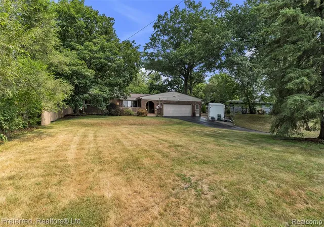 3rd image of 8822 Pontiac Lake Rd, White Lake, MI 48386 | MLS# 61022471