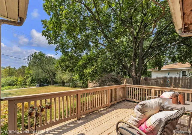 5th image of 8822 Pontiac Lake Rd, White Lake, MI 48386 | MLS# 61022471