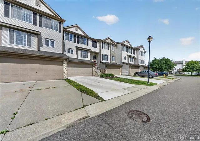 2nd image of 217 Oak Ridge Dr, Pontiac, MI 48341 | MLS# 61020994