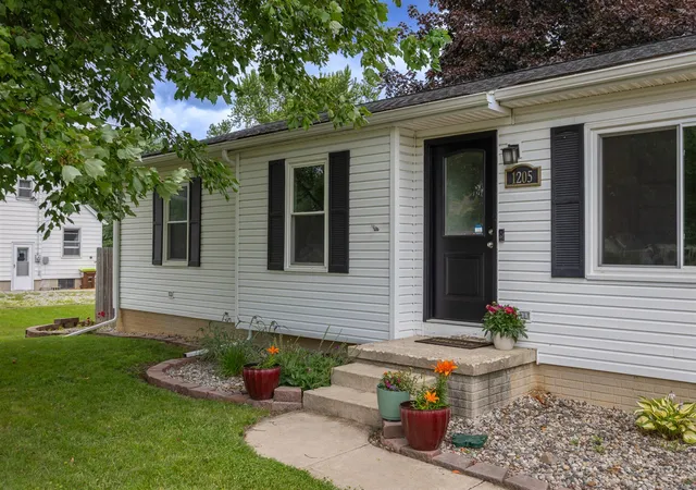 Homes for sale in Tecumseh, MI | 1205 Sunset Dr, Tecumseh, MI 49286 | MLS# 70544242