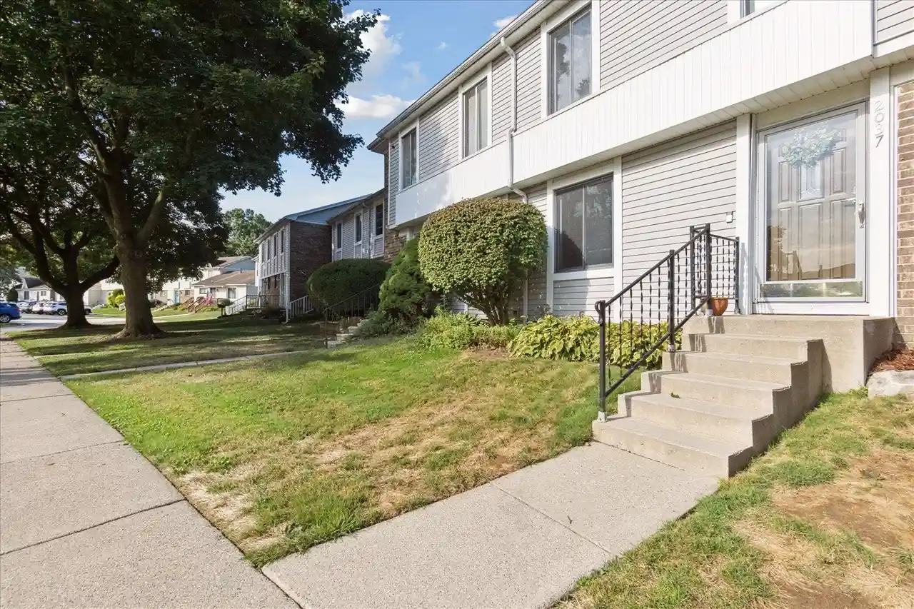 Listing Photo 2 - Condo for sale in 2037 Lac Du Mont Dr located at 2037 Lac Du Mont Dr, Haslett, MI 48840 - Unit 2037 Lac Du Mont Dr