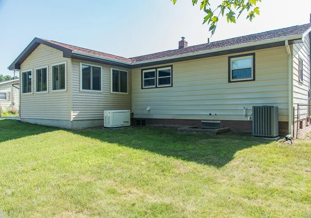 4th image of 35918 Riverview Dr, Paw Paw, MI 49079 | MLS# 70486575