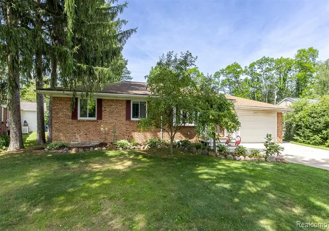Homes for sale in Lake Orion, MI | 880 Joslyn Rd, Lake Orion, MI 48362 | MLS# 61002489