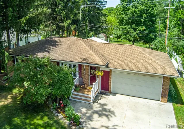 Homes for sale in Lake Orion, MI | 880 Joslyn Rd, Lake Orion, MI 48362 | MLS# 61002489