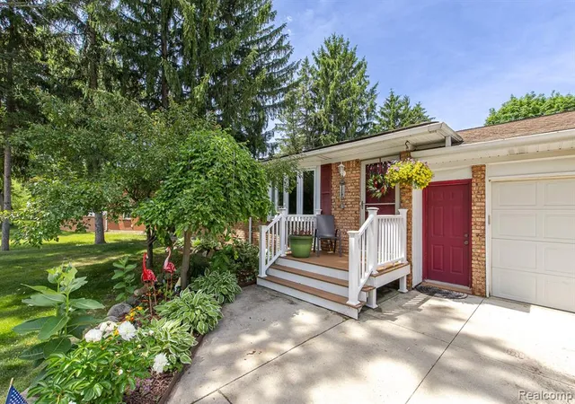 Homes for sale in Lake Orion, MI | 880 Joslyn Rd, Lake Orion, MI 48362 | MLS# 61002489