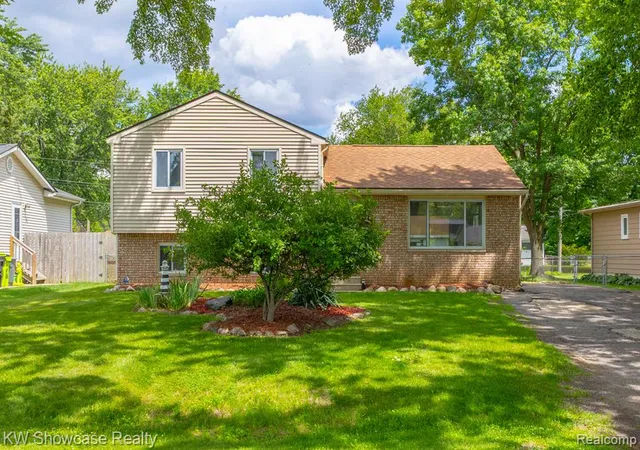 Homes for sale in Highland, MI | 3412 W Clarice Ave, Highland, MI 48356 | MLS# 61005900