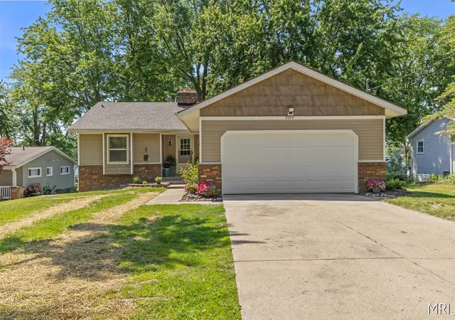 3rd image of 8303 Cowan Lake Dr, Rockford, MI 49341 | MLS# 70536922
