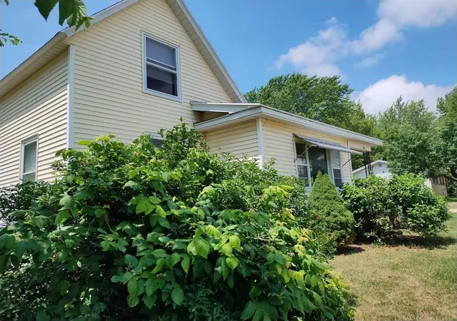 Photo 2 of Single family home for sale at 354 Country Clb Rd, Holland, MI 49423 | MLS# 70537969 | Listing updated on 2026-06-22
