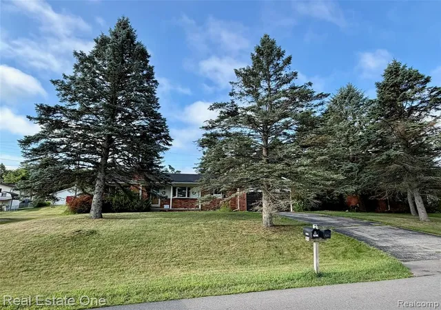 2nd image of 8295 Fox Bay Dr, White Lake, MI 48386 2502 | MLS# 61023327