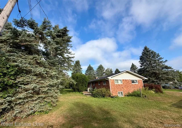 Photo 3 of Sale Pending at 8295 Fox Bay Dr, White Lake, MI 48386 2502 | MLS# 61023327 | Listing updated on 2026-08-21