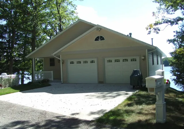 Homes for sale in Newaygo, MI | 418 W Bassetta St, Newaygo, MI 49337 | MLS# 70544343