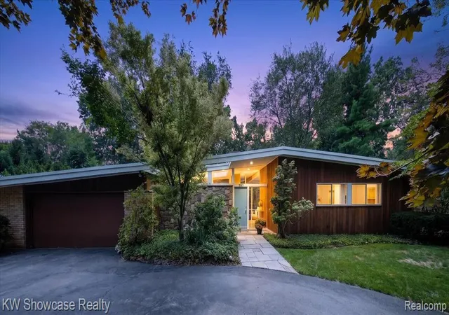 Photo 1 of Sale Pending at 4123 Meadow Wy, Bloomfield Hills, MI 48301 1213 | MLS# 61025186 | Listing updated on 2026-09-02