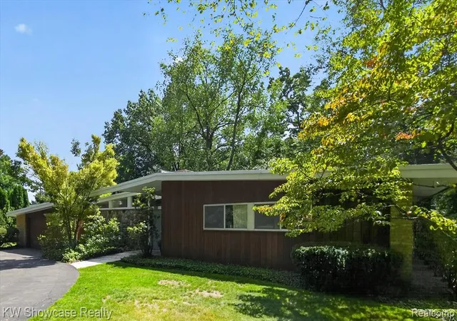 Photo 2 of Sale Pending at 4123 Meadow Wy, Bloomfield Hills, MI 48301 1213 | MLS# 61025186 | Listing updated on 2026-09-02