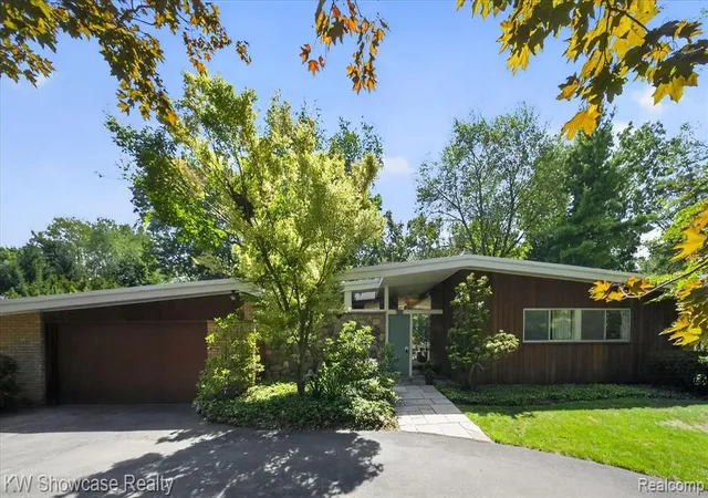 Photo 45 of Sale Pending at 4123 Meadow Wy, Bloomfield Hills, MI 48301 1213 | MLS# 61025186 | Listing updated on 2026-09-02