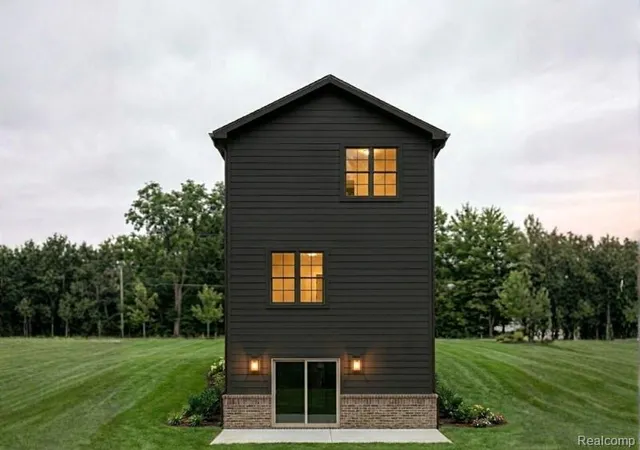 4th image of 3565 W Jeffries Fwy, Detroit, MI 48208 | MLS# 60977871