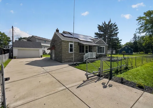 Photo 2 of Single family home for sale at 7866 Miami Ave, Monroe, MI 48161 | MLS# 70555389 | Listing updated on 2026-08-31