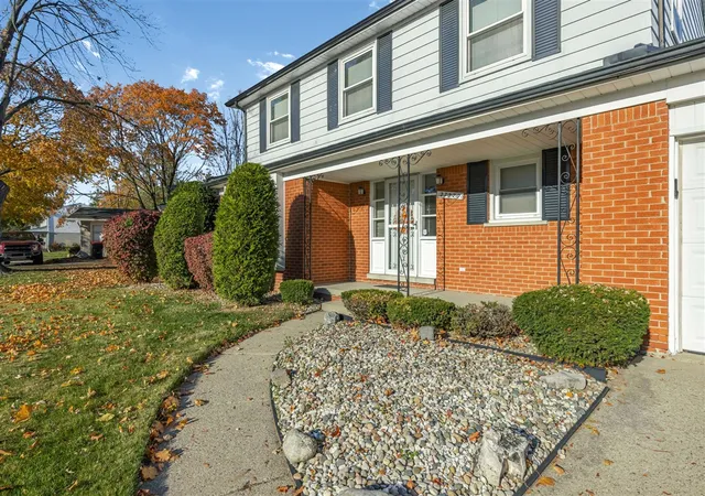 Photo 3 of Single family home for sale at 27270 Devonshire St, Southfield, MI 48076 | MLS# 70503547 | Listing updated on 2025-11-17