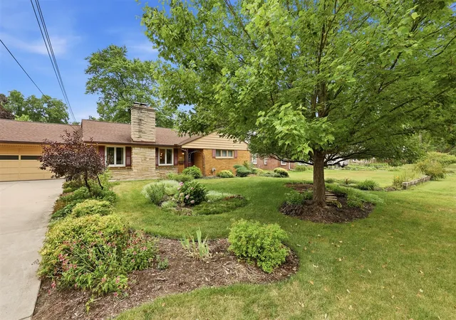 2nd image of 1110 Dwillard Dr, Kalamazoo, MI 49048 | MLS# 70552126
