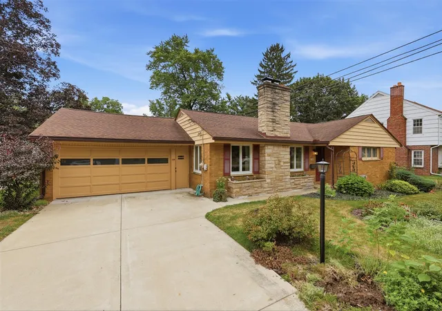 3rd image of 1110 Dwillard Dr, Kalamazoo, MI 49048 | MLS# 70552126