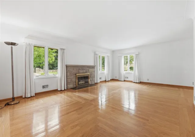 4th image of 1110 Dwillard Dr, Kalamazoo, MI 49048 | MLS# 70552126