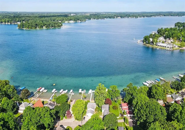 3rd image of 1372 Burlington Dr, Hickory Corners, MI 49060 | MLS# 70540292