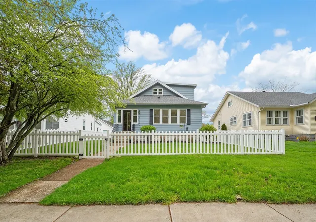 4th image of 2010 Forres Ave, Saint Joseph, MI 49085 | MLS# 70528808