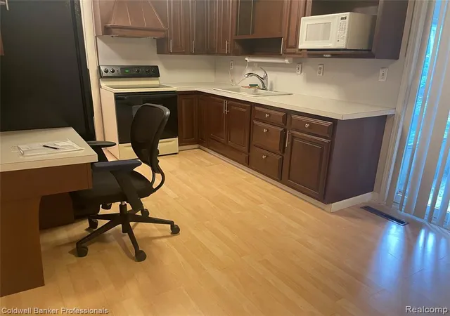 Photo 2 of Single family home for sale at 1961 Laurel Oak Dr, Flint, MI 48507 6038 | MLS# 61025146 | Listing updated on 2026-08-29