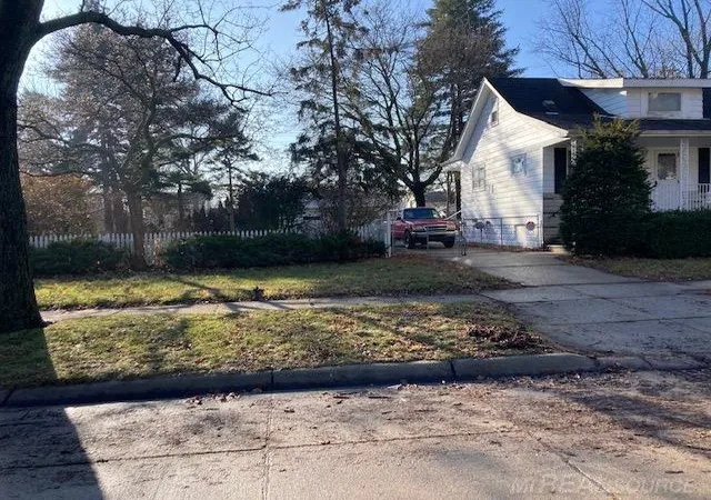 Photo 3 of Sale Pending at 8442 Central St, Center Line, MI 48015 | MLS# 50216509 | Listing updated on 2026-08-14