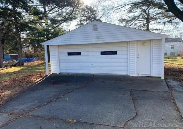 Photo 4 of Sale Pending at 8442 Central St, Center Line, MI 48015 | MLS# 50216509 | Listing updated on 2026-08-14