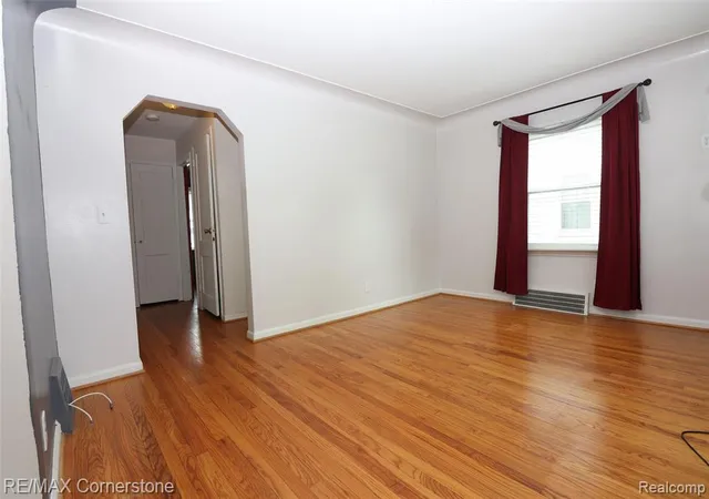 4th image of 4011 Mildred St, Wayne, MI 48184 1912 | MLS# 61003403