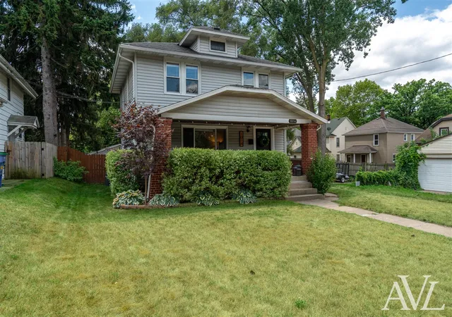 Photo 2 of Single family home for sale at 1014 Crescent St, Grand Rapids, MI 49503 | MLS# 70547762 | Listing updated on 2026-09-08