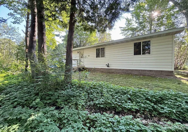 Photo 2 of Single family home for sale at 2047 Van Evera Ave, Marquette, MI 49855 | MLS# 50216579 | Listing updated on 2026-08-06