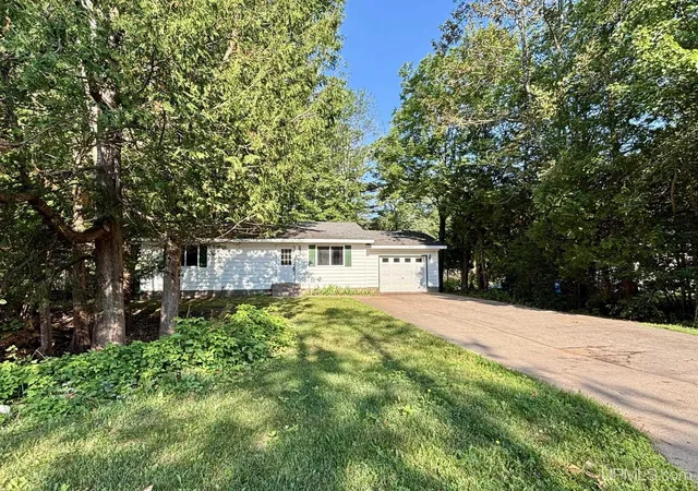 Photo 3 of Single family home for sale at 2047 Van Evera Ave, Marquette, MI 49855 | MLS# 50216579 | Listing updated on 2026-08-06