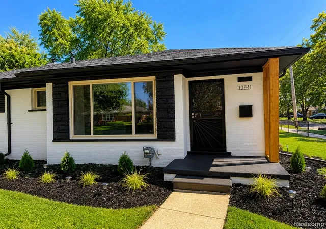 Photo 4 of Sale Pending at 13941 Pearson St, Oak Park, MI 48237 | MLS# 61009520 | Listing updated on 2026-08-17