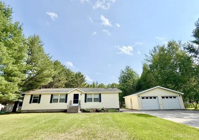 Homes for sale in Kingsford, MI | 933 E Hoadley St, Kingsford, MI 49802 | MLS# 50201087